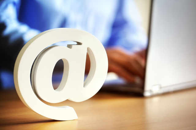 Burner Emails 填寫 Email 時自動帶入匿名轉寄信箱，避免真實身分洩漏